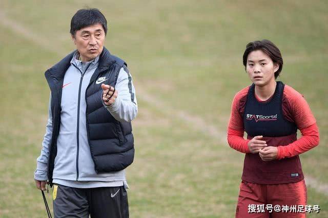 阿什利·扬：切尔西攻击线令人畏惧，但中场安排令人失望